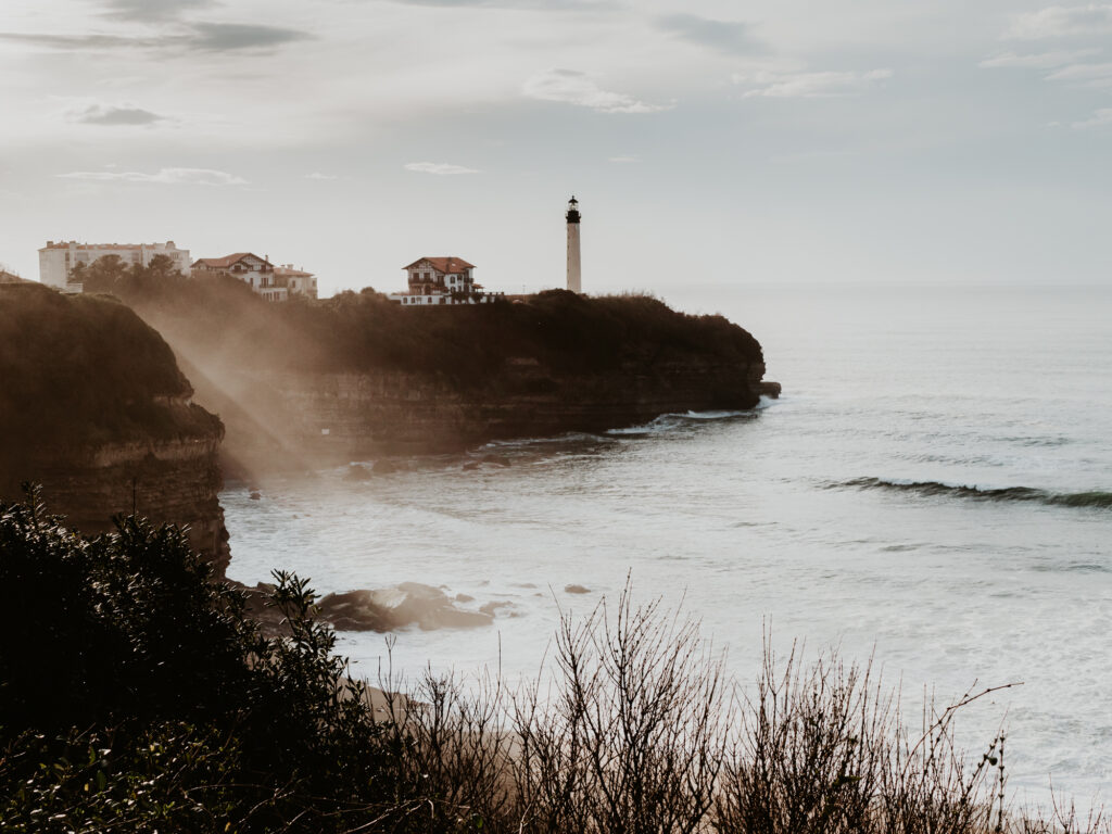 Photo de paysage, phare de biarritz dans la lumiere, Amelie Labarthe Photography, defi photographique personnel