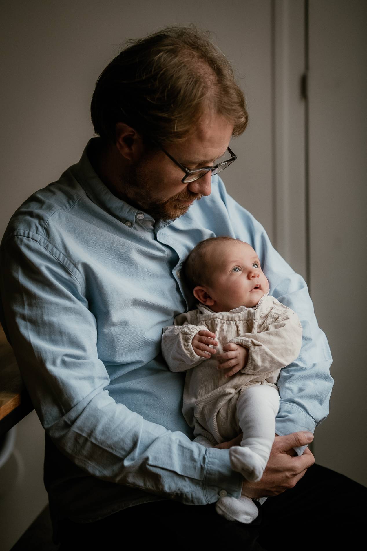 Seance naissance en lumiere naturelle - amelie labarthe - photographe famille paris