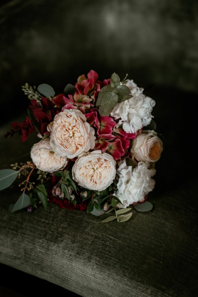 Bridal bouquet in soft blush and ivory tones for an intimate wedding near Paris